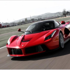 Ferrari donó uno de sus exculsivos LaFerrari por una causa solidaria.-