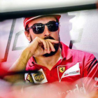 Fernando Alonso, en el box de Ferrari, en Abu Dabi.-Foto: EFE / SRDJAN SUKI