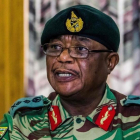 El jefe del Ejército de Zimbabue, el general Constantino Chiwenga.-AFP / JEKESAI NJIKIZANA