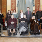 Las cinco centenarias homenajeadas ayer en el Teatro Principal.-RAÚL G. OCHOA