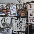 Manifestación en apoyo a los familiares y amigos de los 43 estudiantes de Ayotzinapa desaparecidos.-YURI CORTEZ (AFP)