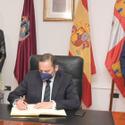 José Luis Ábalos flanqueado por la alcaldesa de Miranda, Aitana Hernando, y el delegado del Gobierno en Castilla y León, Javier Izquierdo. ICAL