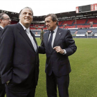 Archanco, a la derecha, junto a Javier Tebas (en el césped de El Sadar-EFE