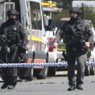 La policía en Australia controla la escena de un tiroteo.-AP