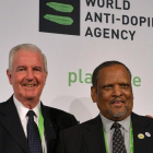 El presidente de la AMA, Craig Reedie (izquierda), y el vicepresidente Makenkesi Stofile.-AFP / ALEXANDER JOE