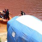 Miembros de los servicios de rescate navegan por el Lago Rojo mientras buscan nuevas pistas de los crímenes.-EFE