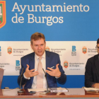 Javier Lacalle, entre la concejala Ana Bernabé y el arquitecto Antonio Cámara.-ISRAEL L. MURILLO