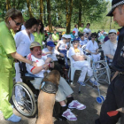 Uno de los perros demuestra sus capacidades ante el asombro de los usuarios.-ISRAEL L. MURILLO