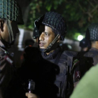 Fuerzas de seguridad mantienen cercado el restaurante en Dacca.-