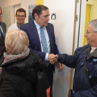 El consejero de Sanidad, el mes pasado, con miembros de las asociaciones vecinales de Aranda.-ICAL
