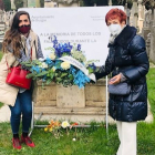 Las concejales Maribel Bringas y Andrea Ballesteros llevaron unas flores al Cementerio de San José en recuerdo a las víctimas del Covid. ECB
