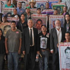 El presidente de México y los padres de los 43 estudiantes desaparecidos.-