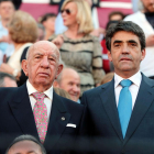 El ganadero Victorino Martín, padre, junto a su hijo.-ECB