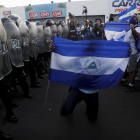 La Policía Nacional de Nicaragua bloqueó el paso a una manifestación contra el Gobierno de Ortega, que tenía como el lema Vamos ganando, y que transcurrió sin incidentes y bajo una fuerte presencia policial.-ESTEBAN BIBA (EFE)