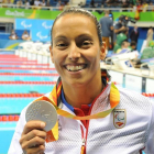 La atleta paralímpica Teresa Perales recibe la medalla de plata de la prueba de 200 metros libre en los Juegos Paralímpicos Río 2016.-EFE
