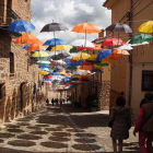 El techo de paraguas multicolores es una de las señas de identidad más reconocidas del festival.-G.G.