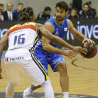Fitipaldo busca línea de pase durante el partido ante el Andorra.-SANTI OTERO