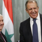 Lavrov (derecha) estrecha la mano de su homólogo sirio, en Moscú, este viernes.-