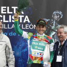 Carlos Barbero portará hoy el maillot que le acredita como líder de la general individual de la carrera.-ICAL