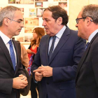 Antonio María Sáezz Aguado, charla con Javier Sánchez (I)y Baudilio Fernández Mardomingo (D).-RICARDO ORDOÑEZ