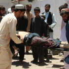 Asistencia a las víctimas tras la explosión de un coche bomba en Lashkar Gah, en Afganistán-AFP / NOOR MOHAMMAD