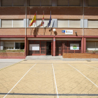 Entrada al colegio Jueces de Castilla con las líneas pintadas en el patio para separar a los escolares a la entrada. SANTI OTERO