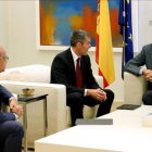 El líder y la secretaria general del PP, Mariano Rajoy y Dolores de Cospedal, en la reunión que han mantenido este martes con el presidente del Gobierno canario, Fernando Clavijo, y el secretario general de Coalición Canaria, José Miguel Barragán.-JUAN MANUEL PRATS