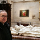 El fabriquero de la catedral, Víctor Ochotorena, junto a los sepulcros de la capilla de los Condestables.-ECB