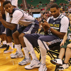 JB Gibson salta a la cancha con el dorsal número 1 y realiza un mate con la ayuda de Rudy Gobert.-Foto: AP
