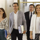 Los integrantes del equipo negociador del PP, esta mañana, a su llegada al Congreso.-EL PERIÓDICO