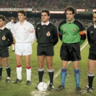 Los capitanes del Sevilla y Barça, con el trío arbitral en diciembre de 1989.-EL PERIÓDICO