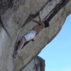 El atleta Dean Potter, durante una de sus escaladas extremas en el parque nacional de Yosimete (California), donde ha muerto este fin de semana pasado al tratar de lograr un salto base.-