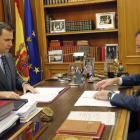 El rey Felipe VI y Mariano Rajoy, durante uno de sus habituales despachos semanales, el pasado noviembre.-EFE / FRANCISCO GÓMEZ