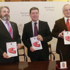 (De izq. a dch), Francisco del Amo, Céar Rico y Emilio González Terán, ayer durante la presentación del libro de la Hermandad.-R. OCHOA
