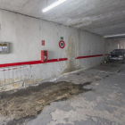 El interior del garaje, que tiene entrada por calle Santiago y Pérez Platero, presenta humedades.-ISRAEL L. MURILLO