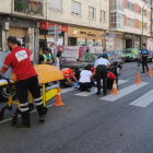 Sanitarios y Policía atienden a la mujer que fue atropellada el pasado martes.-ISRAEL L. MURILLO