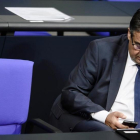 El ministro de Exteriores aleman,  Sigmar Gabriel,  atiende el telefono durante una sesion del Bundestag  en Berlin.-/ EFE / CLEMENS BILAN