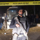 El autobús turístico que ha sufrido un atentado en Egipto.-AFP / MOHAMED EL-SHAHED