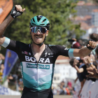 Felix Grossschartner (Bora Hansgrohe) atraviesa victorioso la línea de llegada de la primera etapa de la Vuelta a Burgos. SANTI OTERO