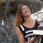 Muguruza luce el trofeo en la plaza de la Concordia de París.-AP / FRANÇOIS MORI