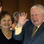 El ex dictador chileno Augusto Pinochet Ugarte  d  junto a su esposa Lucia Hriart  i  saluda hoy  sabado 25 de noviembre  en el dia de su 91 cumpleaños en el 2006.-EFE / IAN SALAS