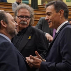 José Luis Ábalos, Joan Tardà y Pedro Sánchez conversan durante un pleno del Congreso.-JOSÉ LUIS ROCA
