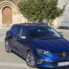 EN Madrigal del Monte, la línea del Renault Megana destaca y compipte en belleza con el entorno elegido para la prueba.-HÉCTOR FUSTEL