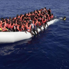 Embarcación con más de 300 inmigrantes rescatados en su camino hacia Malta, el 18 de agosto.-EFE / YARA NARDI