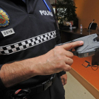 Un agente muestra el arma ‘Taser’.-ISRAEL L. MURILLO