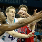 Pau Gasol pugna por el esférico en el duelo entre los Bulls y los Hornets.-AFP / STREETER LECKA