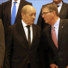Carter (derecha) y Le Drian (centro) posan para una foto de grupo durante la reunión de ministros de Defensa de la coalición contra el EI, en París, este martes.-AP / CHARLES PLATIAU