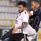 Adrián Hernández disputa un balón con un jugador del Boiro.-SANTI OTERO