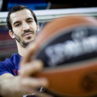 Pau Ribas posa con un balón en el Palau Blaugrana-FERRAN NADEU