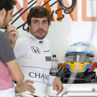 Fernando Alonso, en el box de McLaren-Honda en Sepang (Malasia).-EFE / DIEGO AZUBEL